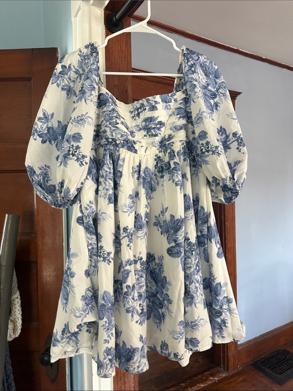 Abercrombie & Fitch White and Blue Floral Puff Sleeve Top